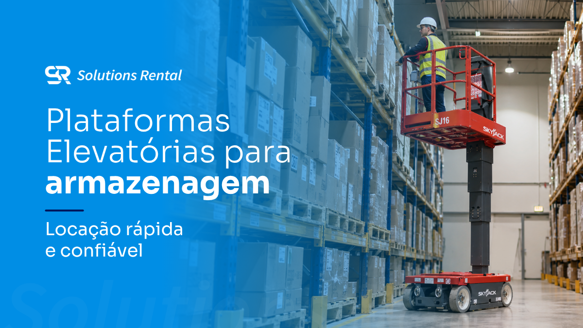 Operador em plataforma elevatória realiza trabalho em armazém com estantes altas e caixas organizadas ao fundo.