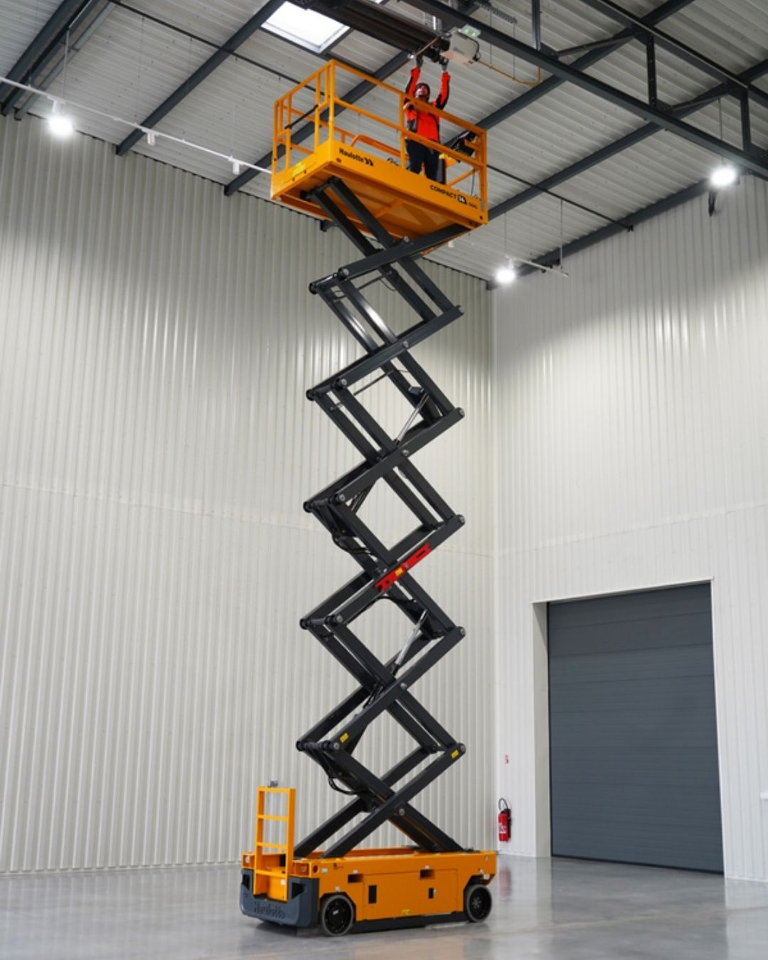 Haulotte Compact 14 - plataforma elevatória Solutions Rental (2)