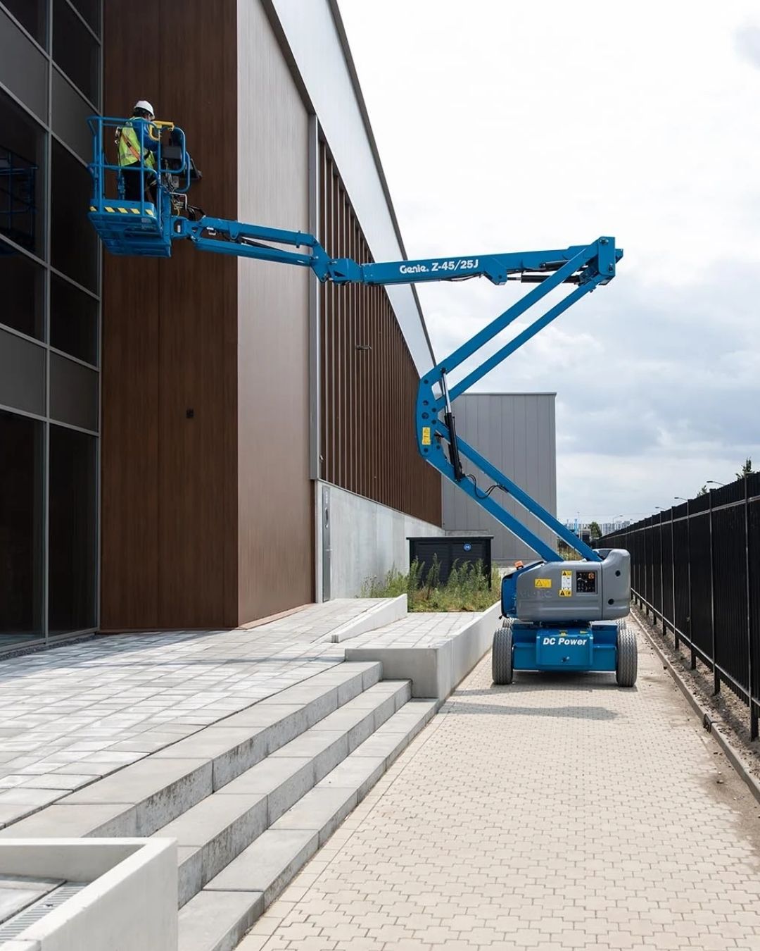 Genie Z-45/25J DC - plataforma elevatória Solutions Rental (2)